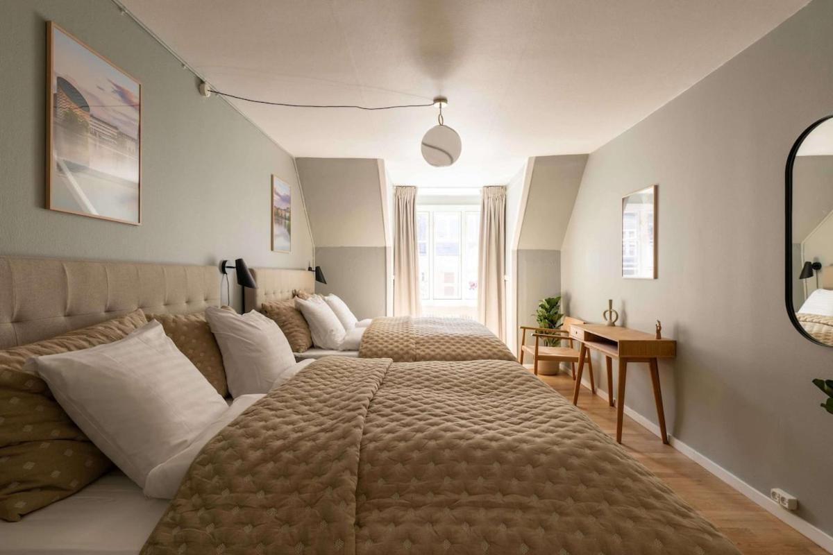 10 Person In The Heart Of Apartment *