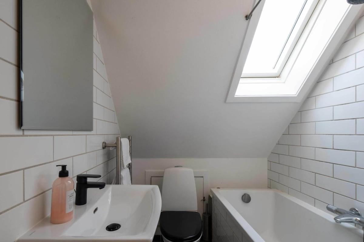 Apartment 10 Person In The Heart Of *
