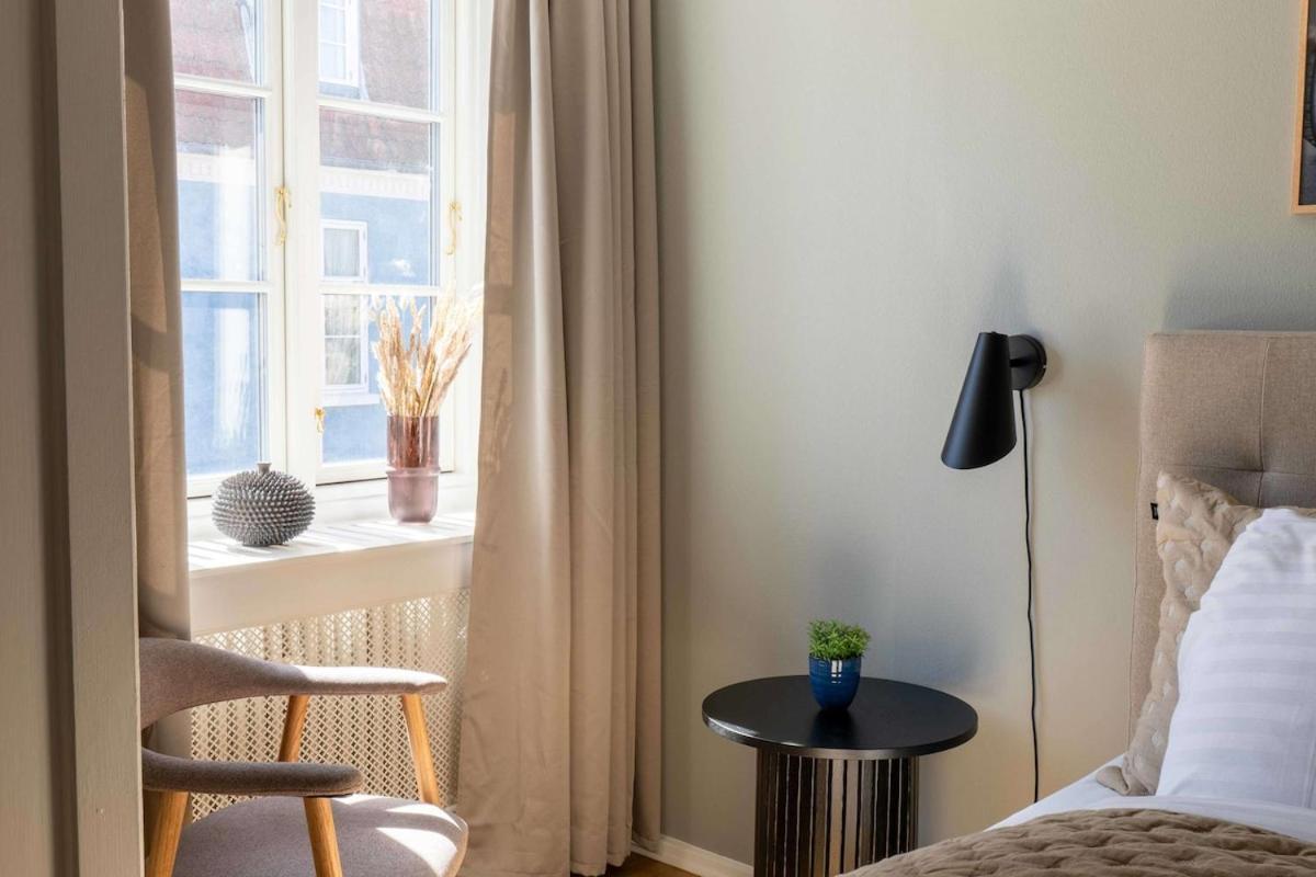 10 Person In The Heart Of Apartment