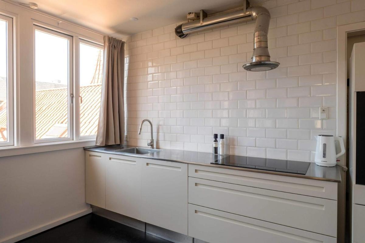 10 Person In The Heart Of Apartment