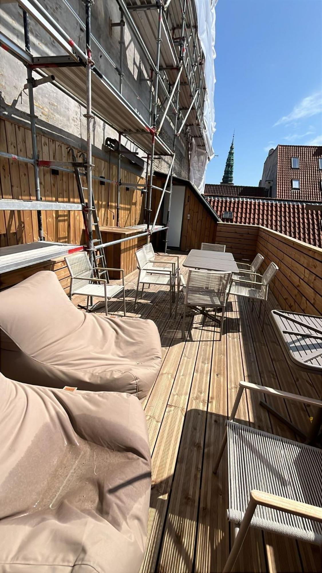 Apartment 10 Person In The Heart Of *